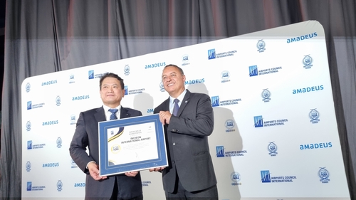当地时间9月14日，在波兰克拉科夫航空博物馆，仁川国际机场在国际机场协会（ACI）举行的旅客体验全球峰会上获颁“旅客体验认证”最高级别认证。 韩联社 