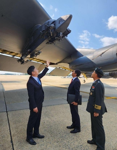 申范澈在触手可及之处亲眼确认B-52机翼之下的核弹头挂架。 韩国国防部供图（图片严禁转载复制）