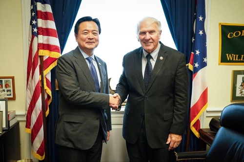 韩国外交部第一次官赵贤东（左）会晤美国众议院议员史蒂夫·沙博。 外交部供图（图片严禁转载复制）