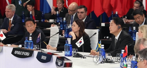 资料图片：6月29日，在西班牙马德里，韩国总统尹锡悦（前排右一）、日本首相岸田文雄（前排左一）等亚太伙伴国领导人受邀出席北约峰会。 韩联社