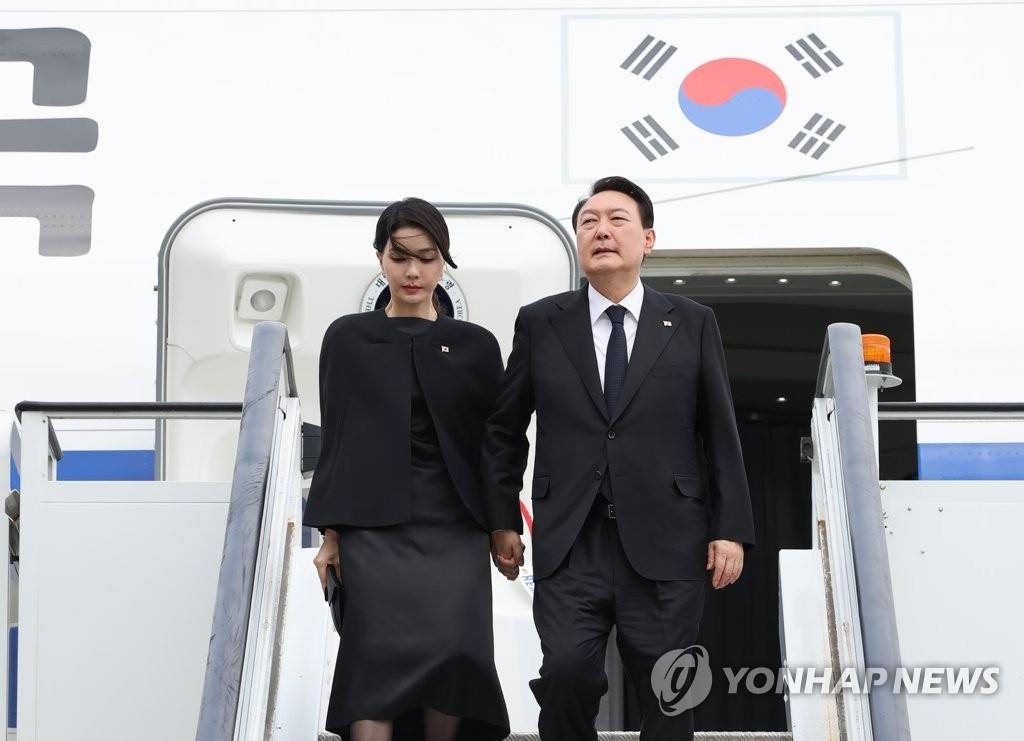 当地时间9月18日，韩国总统尹锡悦（右）和夫人金建希乘坐总统专机空军一号飞抵英国伦敦斯坦斯特德机场。尹锡悦将从当天起开启为期七天的英美加三国访问之旅。 韩联社