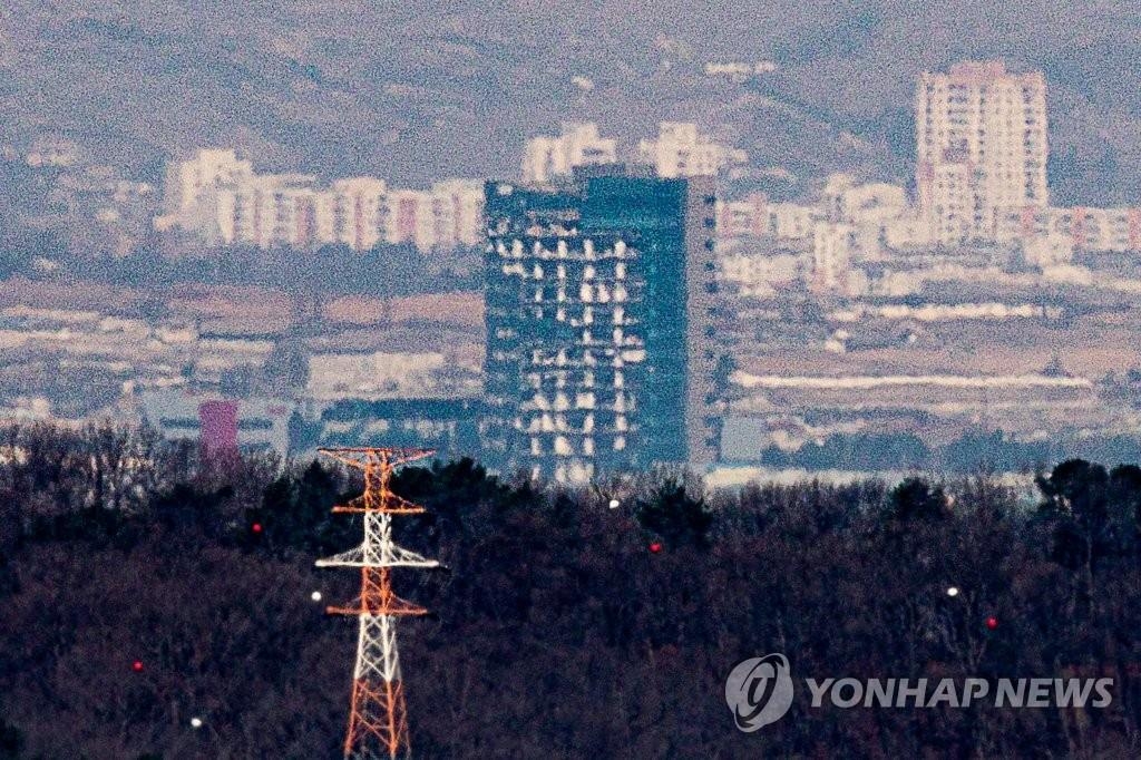 资料图片：3月28日，从韩国京畿道坡州市北部边境遥望朝鲜开城工业园区，能够看到因朝方爆破韩朝联合办公室而损毁的开城工业园区支援中心建筑。 韩联社