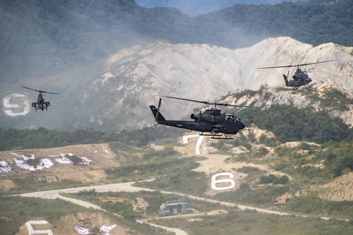 9月20日，在位于京畿道抱川的胜进科学化训练场，多架“眼镜蛇”直升机参加机动武器示范演练。 韩联社/陆军供图（图片严禁转载复制）