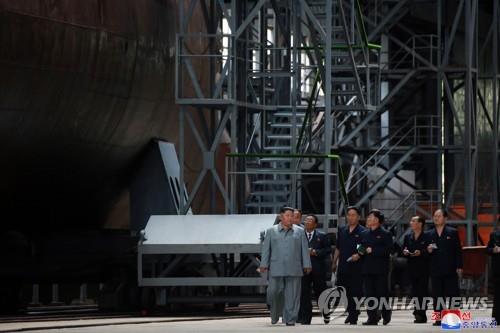 资料图片：金正恩（左一）于2019年视察新潜艇。 韩联社/朝中社（图片仅限韩国国内使用，严禁转载复制）