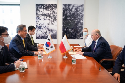 当地时间9月19日，在纽约，韩国外长朴振（左二）会见波兰外长兹比格涅夫·拉乌（右二）。 韩联社/外交部供图（图片严禁转载复制）