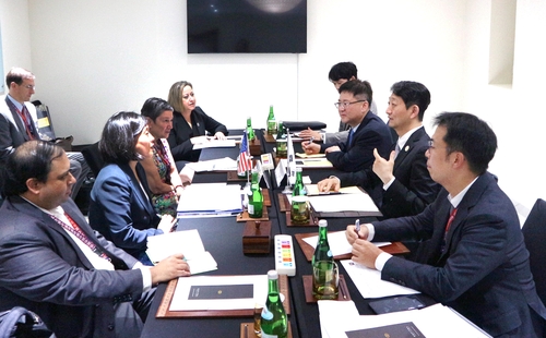 9月23日，在印尼巴厘岛，安德根（右二）和凯瑟琳·戴（左排左二）举行会谈。 韩国产业通商资源部供图（图片严禁转载复制） 