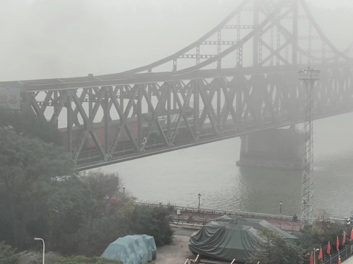 当地时间9月26日，在中朝友谊桥，一列货列从中国丹东驶往朝鲜新义州。 韩联社