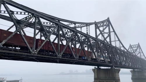 当地时间9月27日上午7时43分许，一辆货运列车由丹东出发，经鸭绿江中朝友谊桥驶往朝鲜新义州。 韩联社
