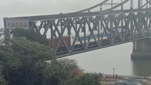 当地时间9月27日上午7时43分许，一辆货运列车由丹东出发，经鸭绿江中朝友谊桥驶往朝鲜新义州。 韩联社