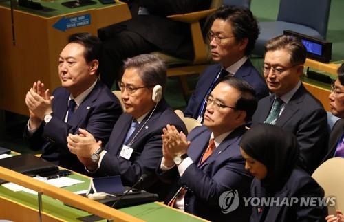 资料图片：当地时间9月20日，在美国纽约，总统尹锡悦（前排左一）和外长朴振（前排左二）在出席联合国大会时鼓掌。 韩联社