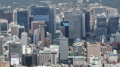 资料图片：从首尔南山眺望市区的企业写字楼 韩联社