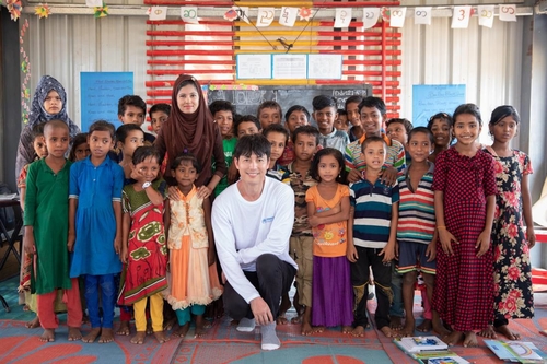 资料图片：2019年，郑雨盛（第一排左五）访问孟加拉国考克斯巴扎尔区库图帕隆难民营的罗兴亚文化记忆中心。 韩联社/联合国难民署供图（图片严禁转载复制）