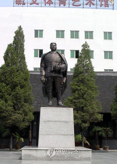 资料图片：设于吉林省毓文中学的朝鲜已故前最高领导人金日成铜像 韩联社