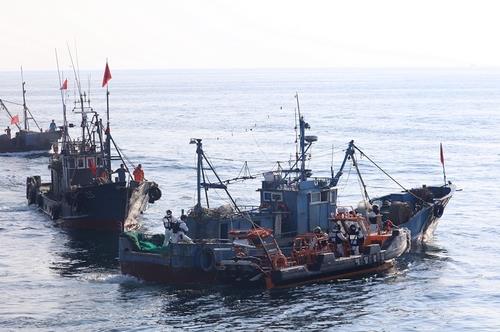 韩中在对方专属经济区作业渔船数和捕捞量失衡
