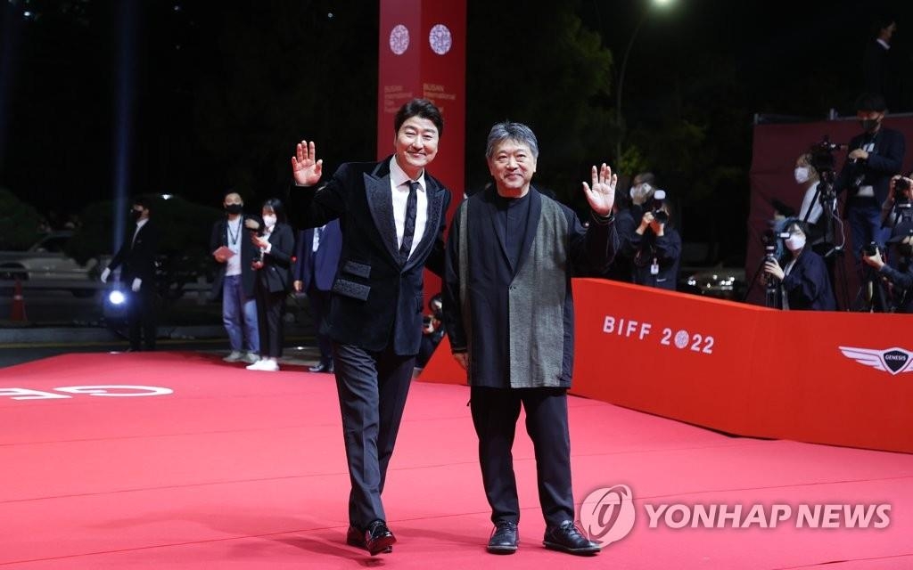 10月5日，在釜山海云台，演员宋康昊（左）和日本导演是枝裕和亮相第27届釜山国际电影节开幕式红毯。 韩联社