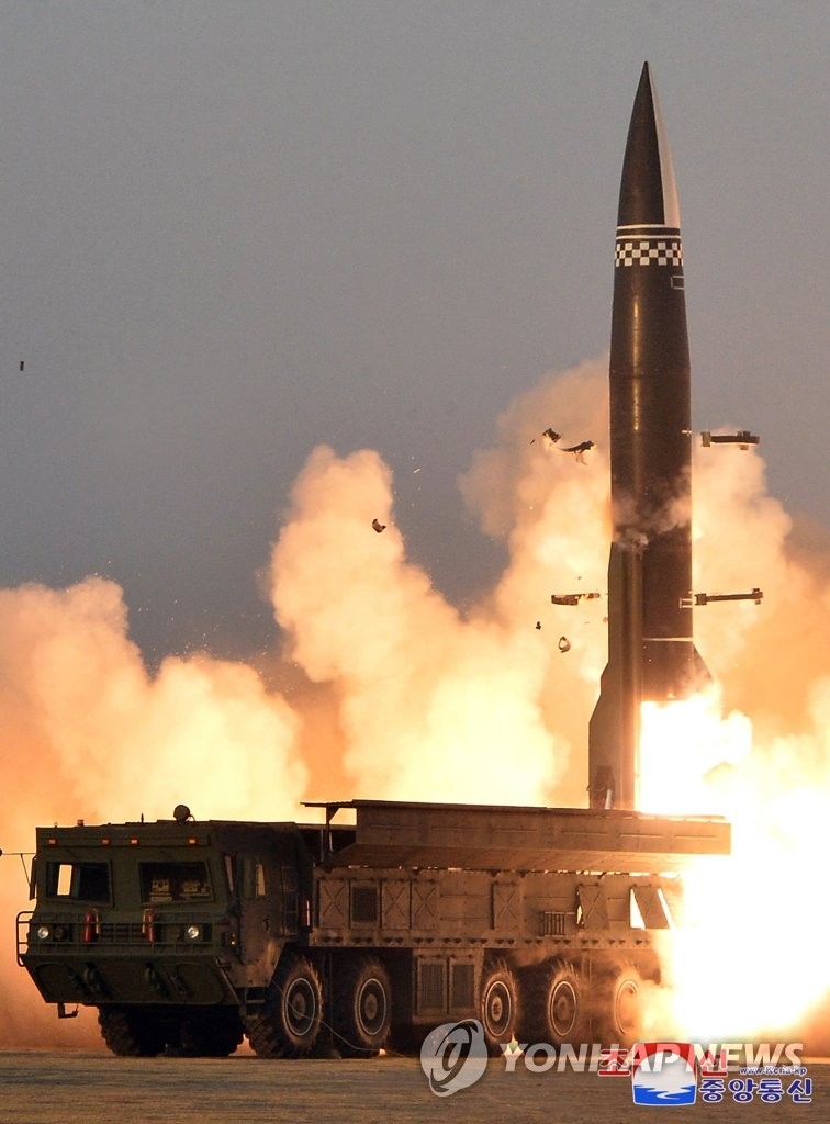 资料图片：据朝中社2021年3月26日报道，朝鲜前一天试射2枚新型战术导弹。 韩联社/朝中社（图片仅限韩国国内使用，严禁转载复制）