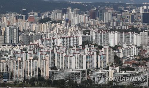 资料图片：从首尔汝矣岛63大厦瞭望的市区公寓。 韩联社