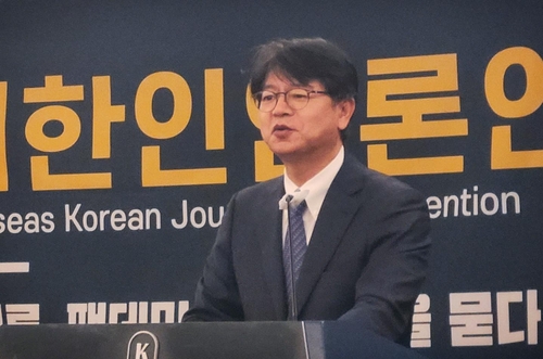10月11日，在位于首尔中区的韩国酒店，第21届世界韩人媒体人大会隆重开幕。图为韩联社社长成耆洪为大会致欢迎词。 韩联社