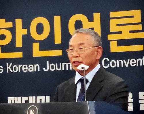 10月11日，在位于首尔中区的韩国酒店，第21届世界韩人媒体人大会隆重开幕。图为世界韩人媒体人协会会长金明坤（音）致开幕词。 韩联社