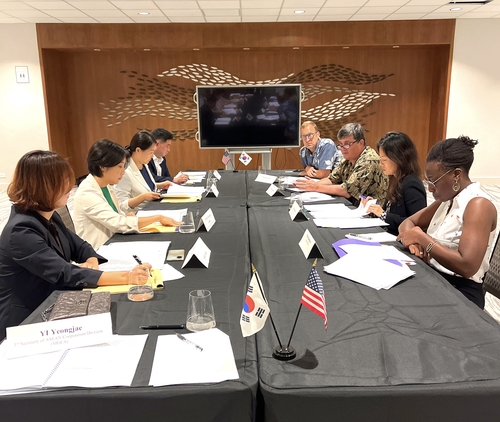 韩国外交部10月13日表示，当地时间12日在美国檀香山与美国国务院举行韩美东南亚政策对话第二次会议。图为会议现场。 韩联社/韩国外交部供图