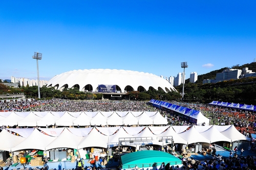 10月15日，在在釜山亚运会主体育场，防弹少年团粉丝将场馆包围。 BIGHIT MUSIC供图（图片严禁转载复制）