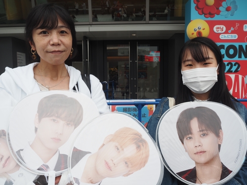 10月14日，一对母女远道来观看KCON演唱会。韩联社