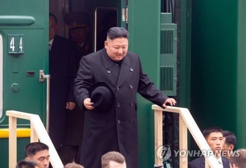 资料图片：2019年4月24日，在朝俄边境的俄罗斯哈桑火车站，朝鲜国务委员会委员长金正恩走下专列。 韩联社/俄罗斯海边疆区政府供图（图片严禁转载复制）