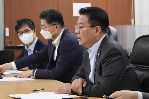 10月20日，在国际金融中心，企划财政部第一次官（副部长）方基善（右一）主持召开外汇健全性协议会会议。 企划财政部供图（图片严禁转载复制）