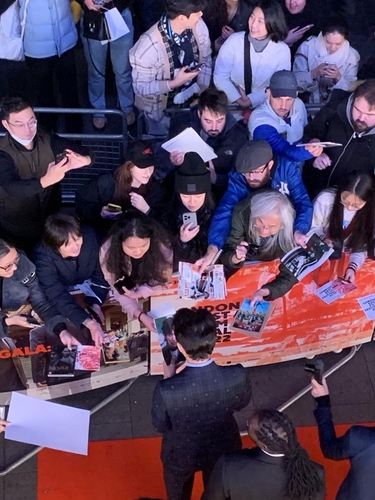 当地时间10月19日，在伦敦，演员李政宰新片《狩猎》作为开幕影片亮相第7届伦敦东亚电影节。图为李政宰为粉丝签名。 韩联社