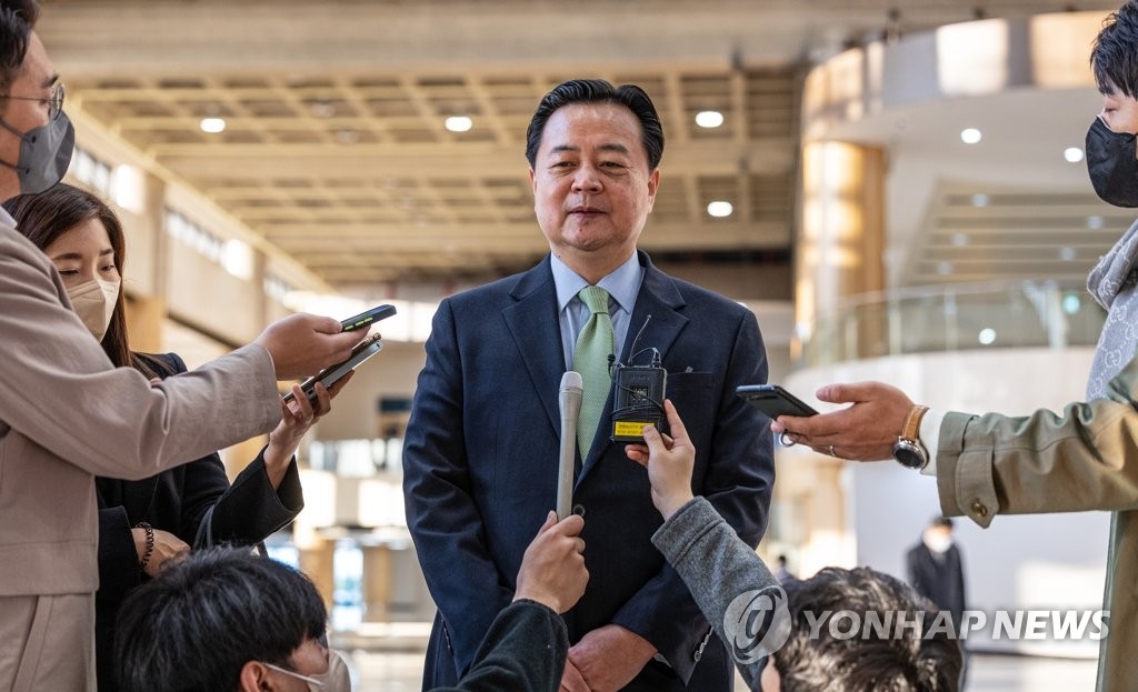 10月25日，在首尔金浦国际机场，韩国外交部第一次官（副部长）赵贤东在启程赴日前接受记者采访。赵贤东此行将出席在东京举行的韩美日三国副外长会谈。 韩联社