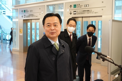 10月25日，在东京羽田机场，赵贤东接受记者采访。 韩联社