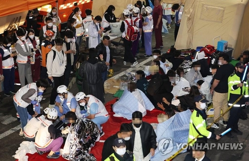 10月30日，梨泰院踩踏事故现场开展抢救和应急处置。 韩联社