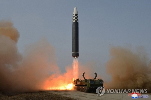 资料图片：朝鲜“火星-17”型洲际导弹，本图片与新闻内容无关。 韩联社/朝中社（图片仅限韩国国内使用，严禁转载复制）