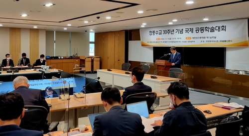 11月4日，“纪念韩中建交30周年法律学术大会”在位于首尔江南区的大韩商事仲裁院举行。图为韩国大法院大法官卢泰岳发表致辞。 韩联社