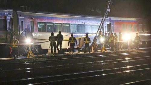 11月7日凌晨，在首尔永登浦站附近，韩国铁道公社员工在列车脱轨事故现场连夜紧张抢修。 韩联社
