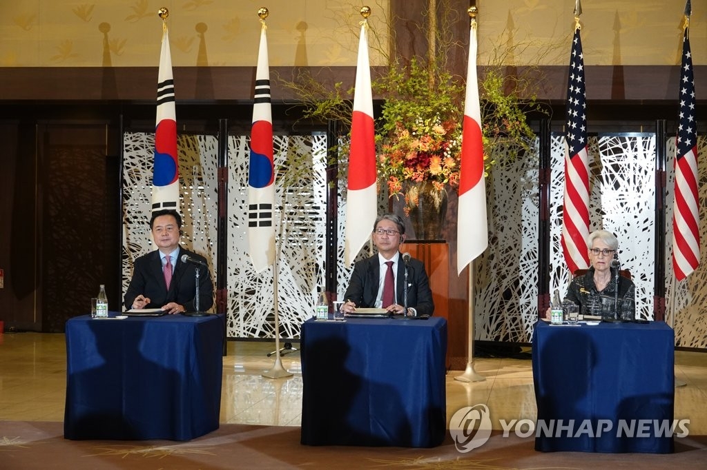 资料图片：10月26日，在日本外务省，韩国外交部第一次官赵贤东（左起）、日本外务省事务次官森健良、美国常务副国务卿温迪·舍曼共同会见记者，介绍韩美日副外长会议成果。 韩联社