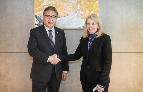 11月7日，韩国外交部长官朴振（左）与联合国儿童基金会执行主任凯瑟琳·拉塞尔握手合影。 韩联社/外交部供图（图片严禁转载复制）