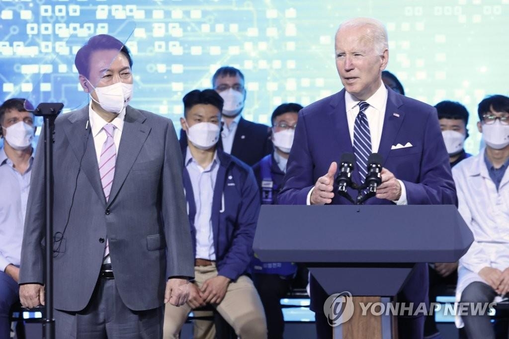 资料图片：5月20日，韩国总统尹锡悦（左）与美国总统拜登视察位于京畿道平泽市的三星电子半导体工厂。图为拜登在视察结束后发表讲话。 韩联社
