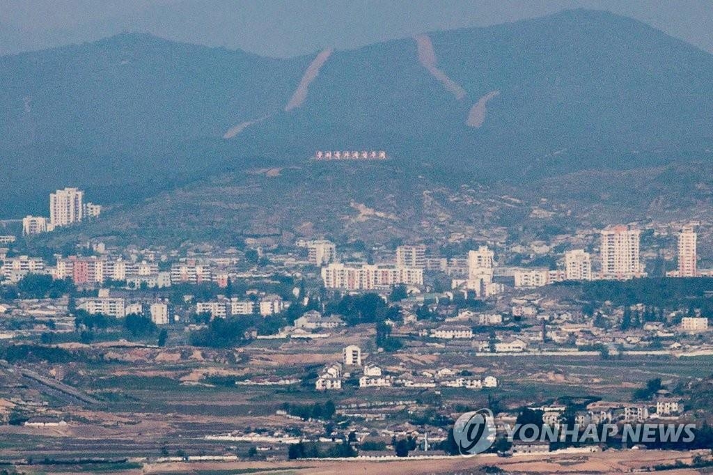 资料图片：这是5月9日从韩国西北部京畿道坡州市的韩朝边境地区眺望到的朝鲜开城市区。 韩联社