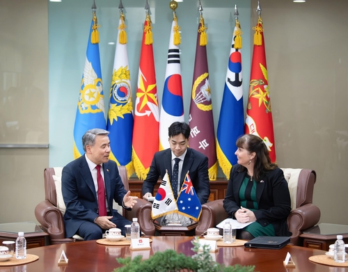韩国国防部长官李钟燮（左）会见澳大利亚驻韩大使凯瑟琳·雷珀 国防部供图（图片严禁转载复制）