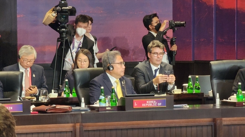 当地时间11月16日，在印尼巴厘岛，韩国外交部长官朴振（右三）出席二十国集团（G20）峰会第二天会议。 外交部供图（图片严禁转载复制）