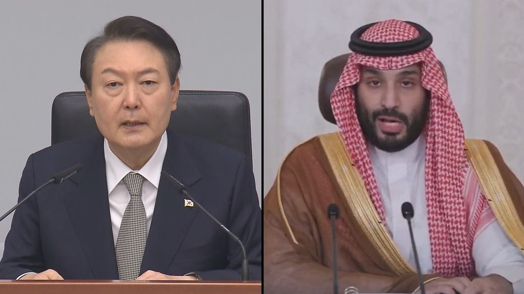 资料图片：总统尹锡悦（左）和沙特阿拉伯王储兼首相穆罕默德·本·萨勒曼 韩联社/韩联社TV供图