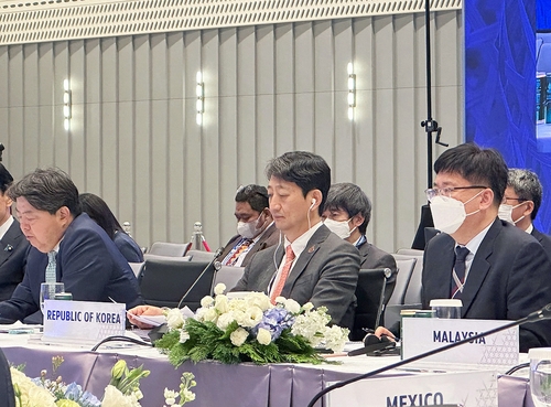 当地时间11月17日，亚太经合组织（APEC）第三十三届部长级会议在泰国曼谷举行。图为产业通商资源部通商交涉本部长安德根（居中）与会。 外交部供图（图片严禁转载复制）