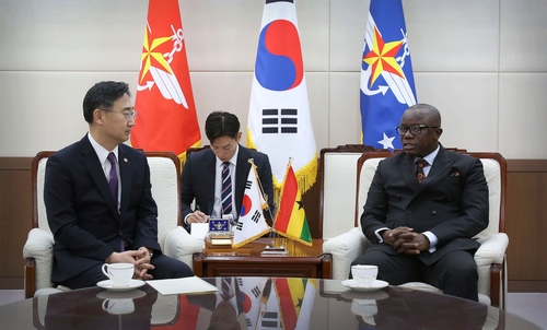11月22日，在韩国国防部办公楼，韩国国防部次官申范澈（左）会见到访的加纳国防部长多米尼克·尼蒂武。 韩国国防部供图（图片严禁转载复制）