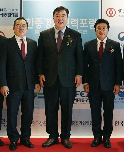 11月22日，在首尔市广津区的首尔维斯塔华克山庄酒店，中国驻韩大使邢海明（居中）出席韩中经济合作论坛。 韩联社