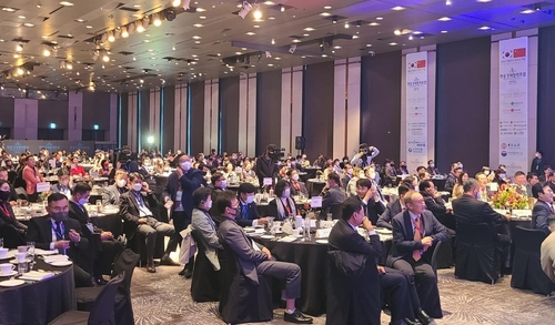 11月22日，在首尔维斯塔华克山庄酒店，两国企业家等400多人参加第8届韩中经济合作论坛。 韩联社