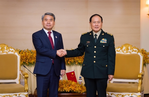 韩中防长在柬埔寨举行会晤