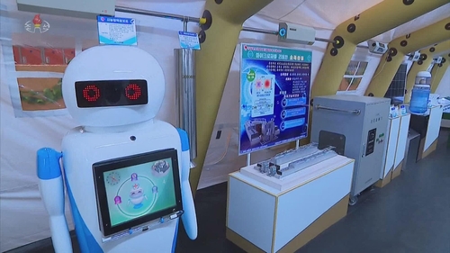 朝鲜办展会公开智能防疫机器人