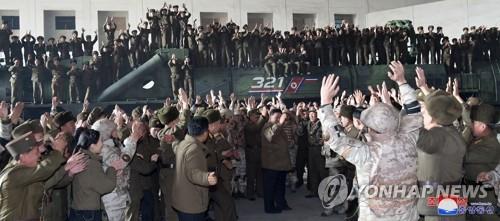 据朝中社11月19日报道，朝鲜国务委员会委员长金正恩现场指导“火星-17”型导弹试射。后方为“火星-17”型新型洲际弹道导弹第321号发射架车。 韩联社/朝中社（图片仅限韩国国内使用，严禁转载复制）