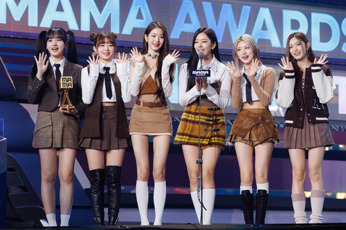 11月29日，韩国有线电视台Mnet举办的音乐颁奖礼——MAMA AWARDS在日本大阪举行。图为女团IVE获奖后发表感言。 Mnet供图（图片严禁转载复制）